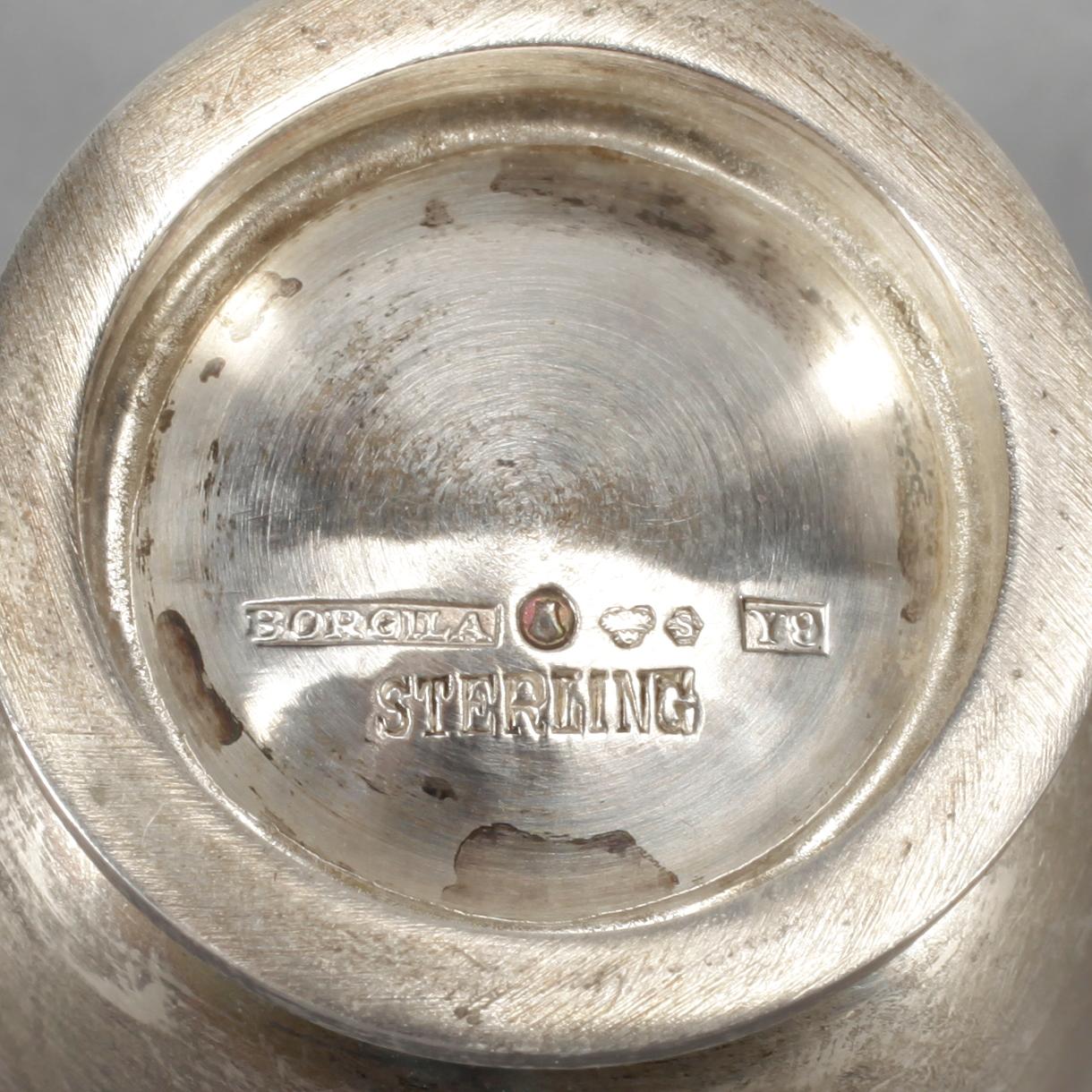 BRICKA samt SUPKOPPAR, 4 st, silver, Tore Eldh respektive Borgila. Total vikt ca 333 gram.