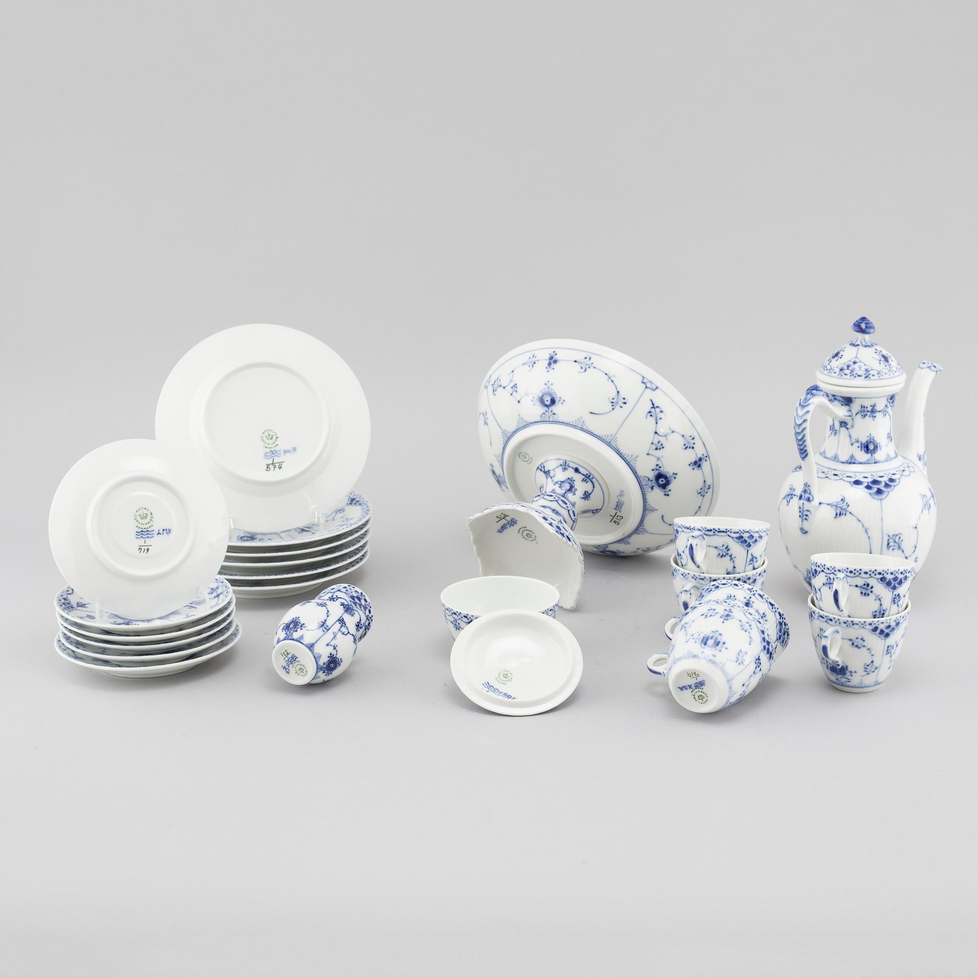 15 pieces of porcelain tableware from Royal Copenhagen, model "Musselmalet", second half of the 20th century.
