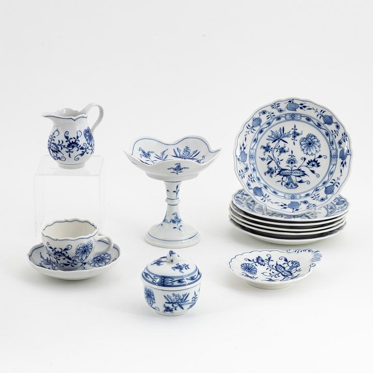 A 22-piece 'Blue Onion' porcelain coffee service, Meissen, first half of the 20th Century.