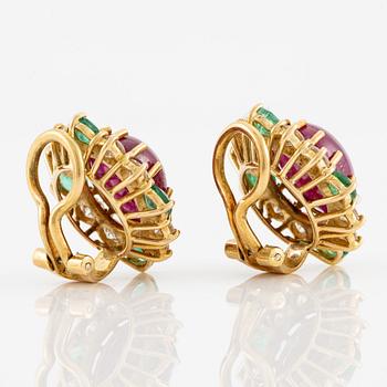 A pair of earrings in 18K gold set with cabochon-cut rubies, round brilliant-cut diamonds and faceted emeralds.