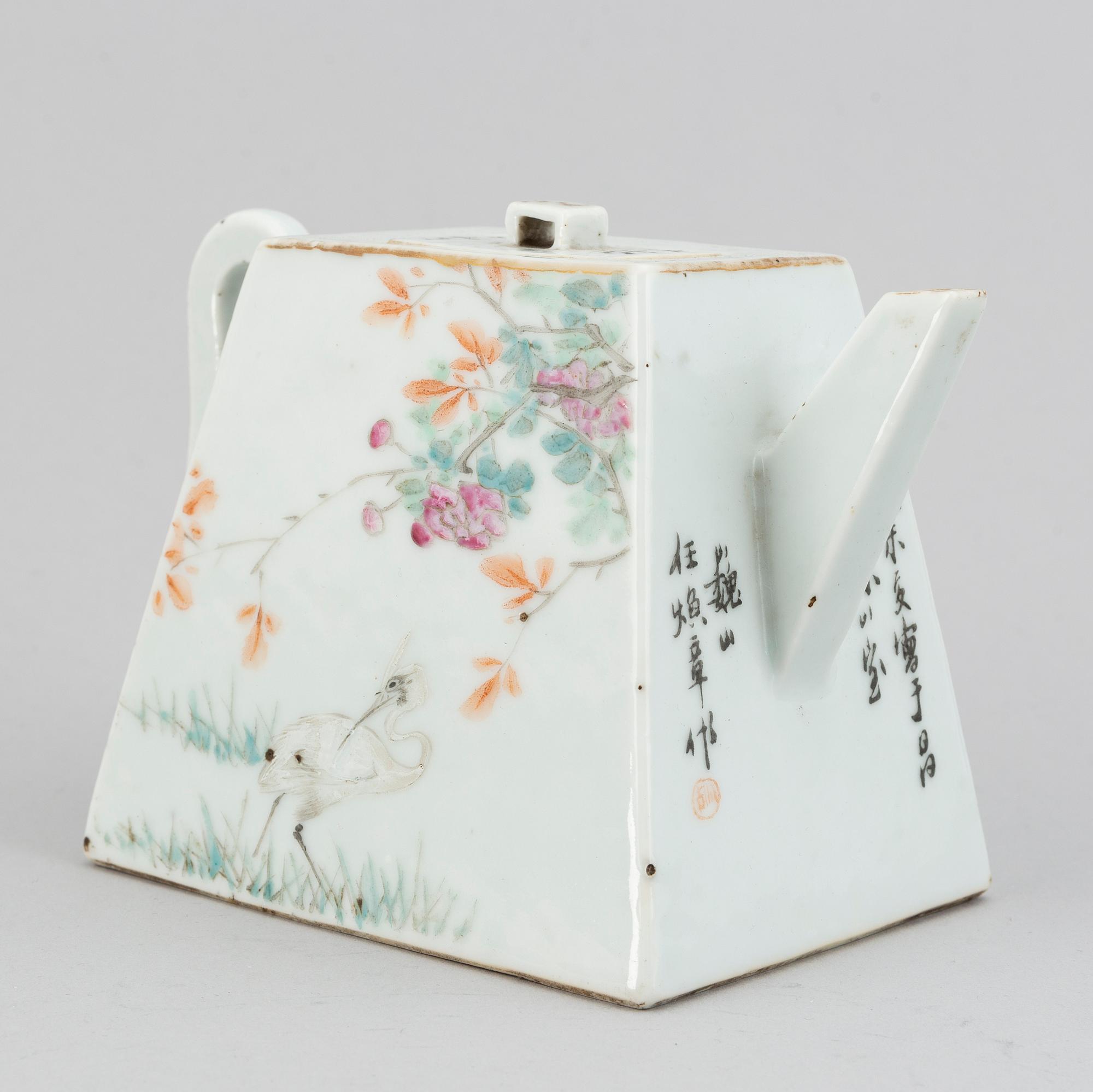 A Chinese qianjiang enameled porcelain teapot with cover, Republic.