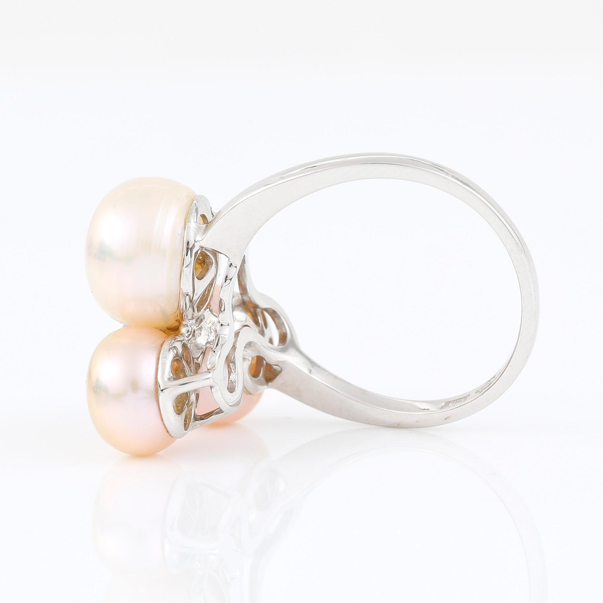 RING, Bliss, Italy, 18K vitguld med tre persikofärgade odlade pärlor och en diamant ca 0.03ct.