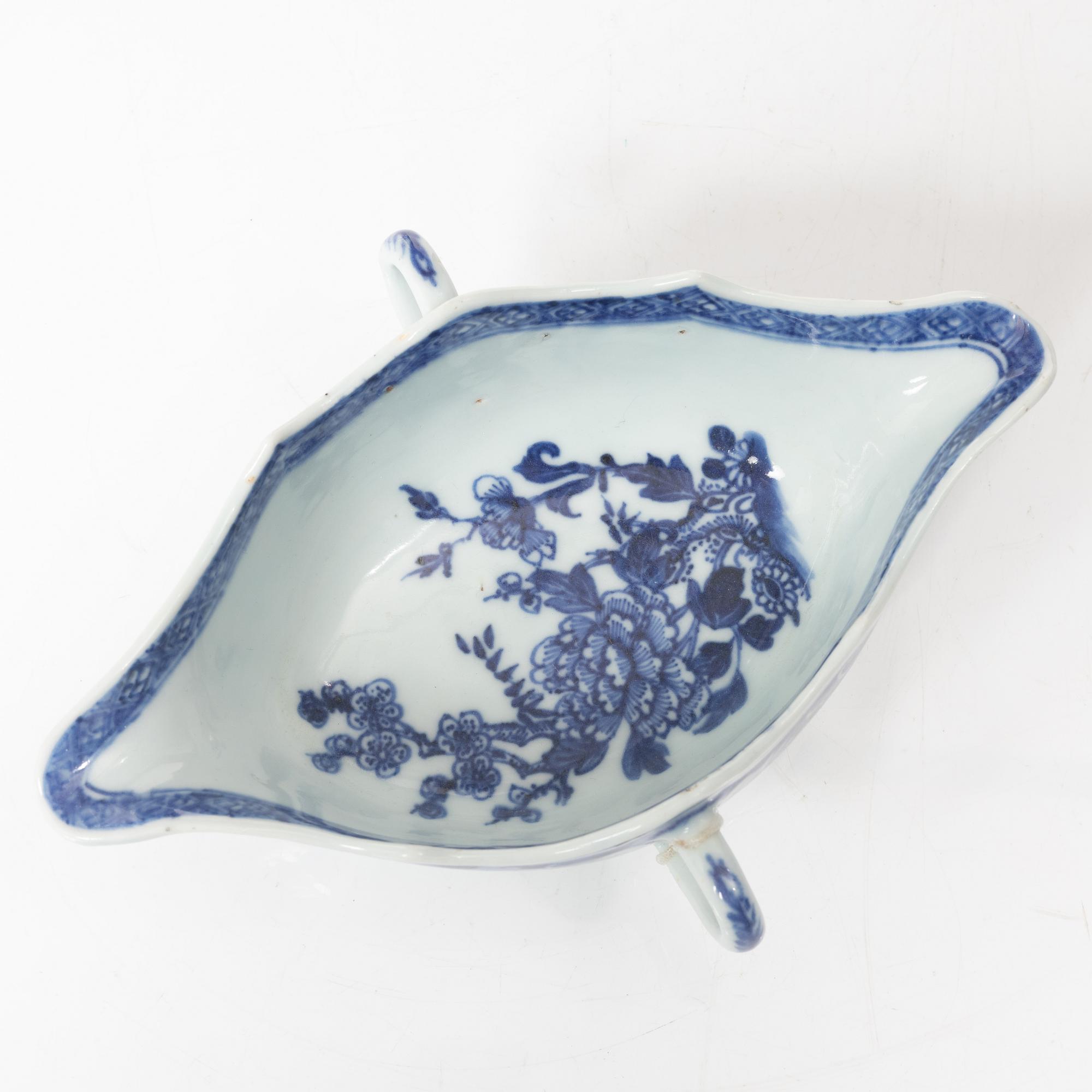 A Chinese blue and white export porcelain sauce boat and a sauce bowl, Qing dynasty, Qianlong (1736-95).