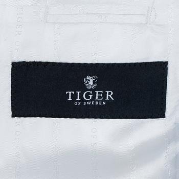 TIGER OF SWEDEN, a men´s white and black tuxedo with jacket and pants, size 48.