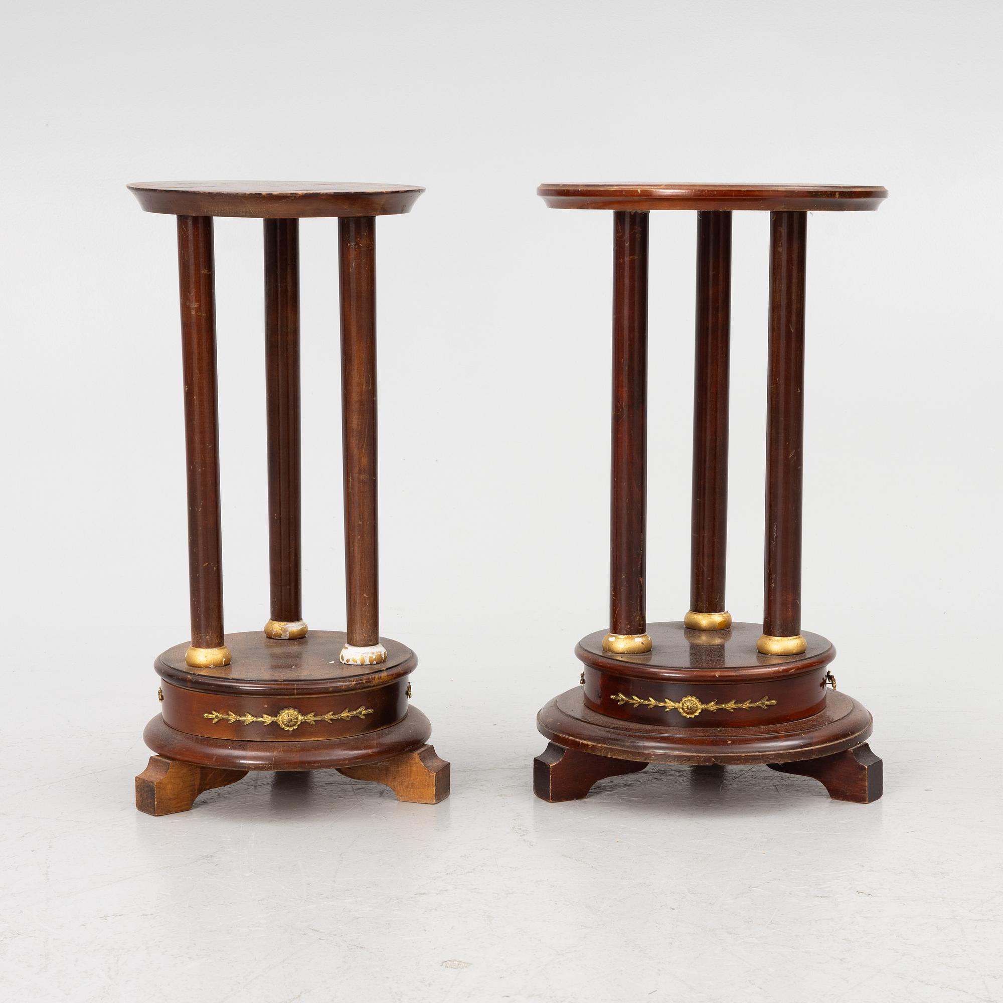 Piedestaler, ett par snarlika, omkring år 1900. Empirestil.