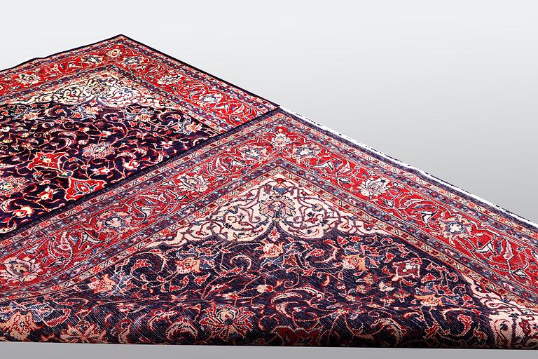 A carpet, Sarouk, ca 342 x 214 cm.