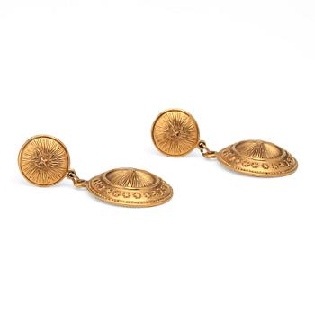 418. CAHENL, a pair of earclips, 1990.