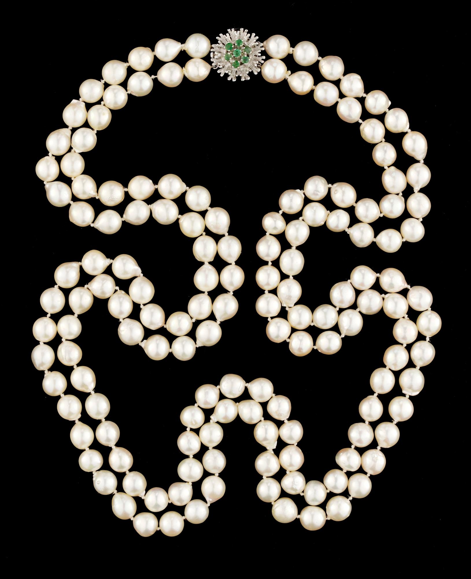 COLLIER, två rader odlade japanska barockpärlor,