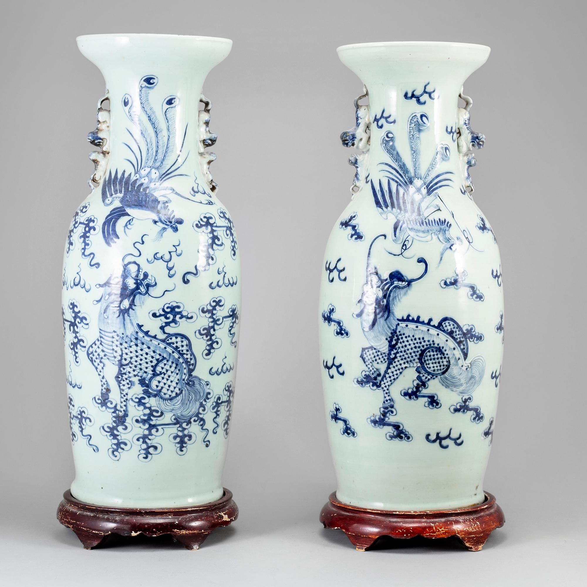 VASER, ett par, porslin. Kina, omkring 1900.