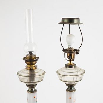 Fotogenlampor/bordslampor, ett par, omkring år 1900.