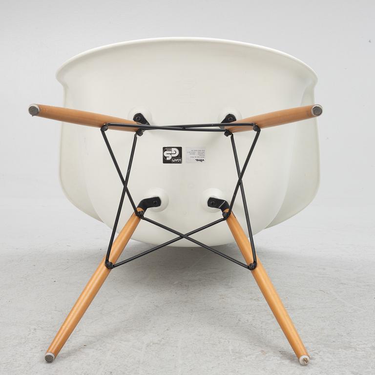 Charles & Ray Eames, a "plastic Armchair" Vitra, 2013.