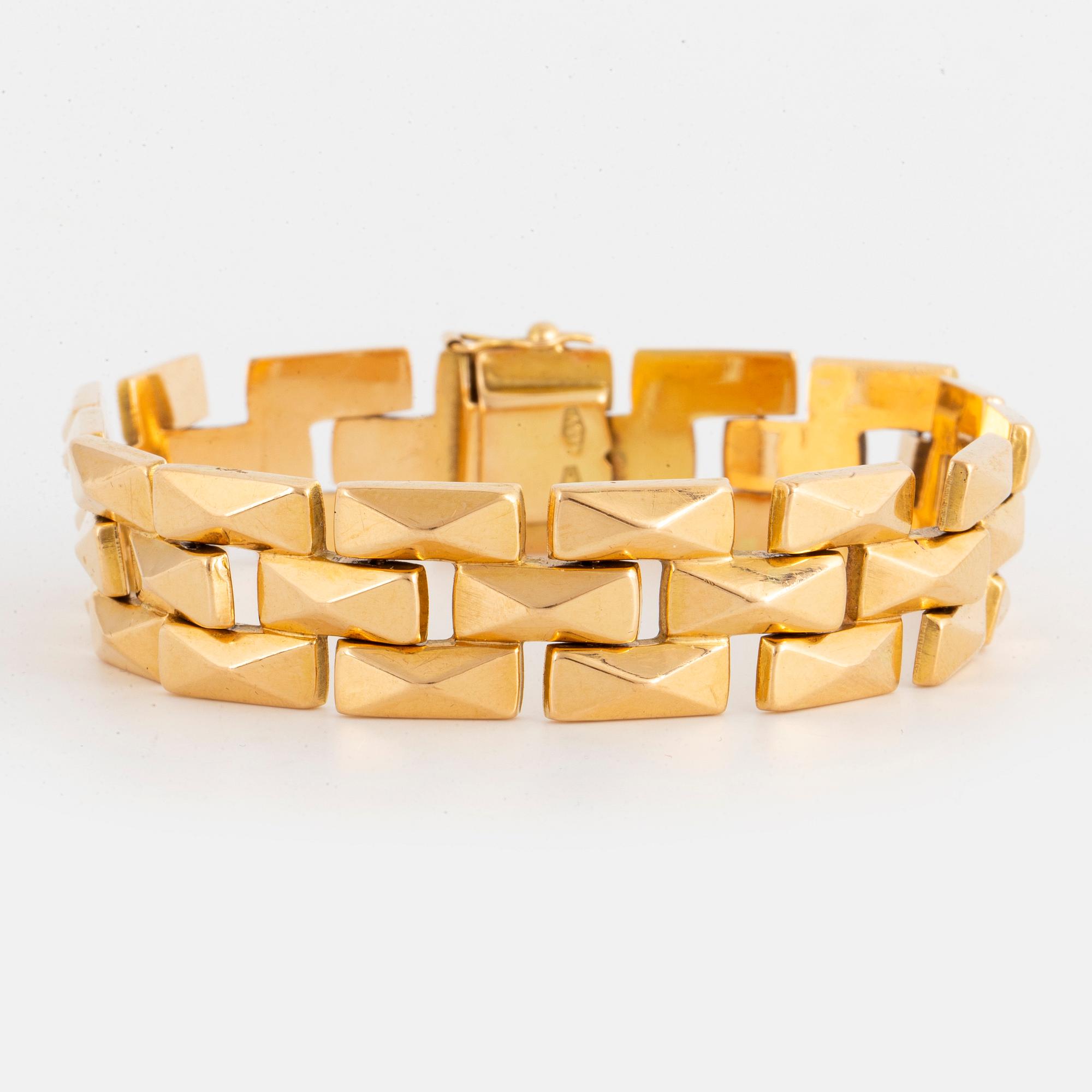 An 18K gold bracelet, Italy.