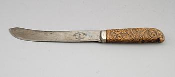 KNIV, fäste av skuret trä, omkring år 1900.