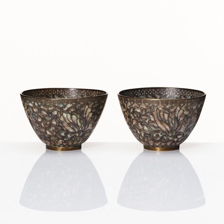 Koppar, ett par, cloisonne. Sen Qingdynasti.