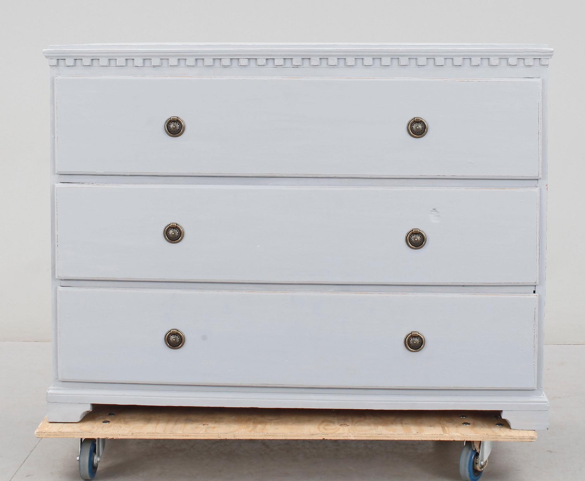 BYRÅ, gustaviansk stil, omkr 1900.