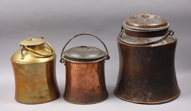 MJÖLKKRUKOR, 3 st, koppar resp mässing, 1800-tal.