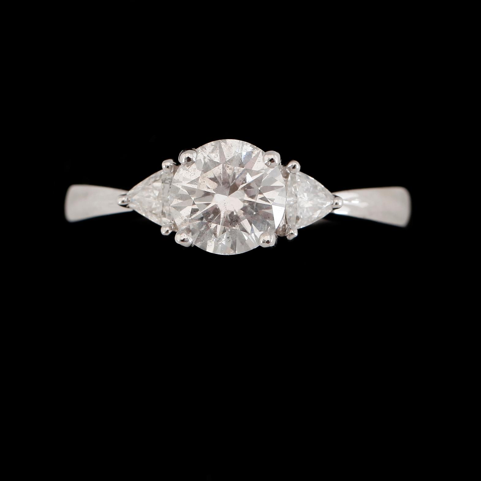 RING, 18K vitguld, olikslipade diamanter tot ca 1.12 ct.