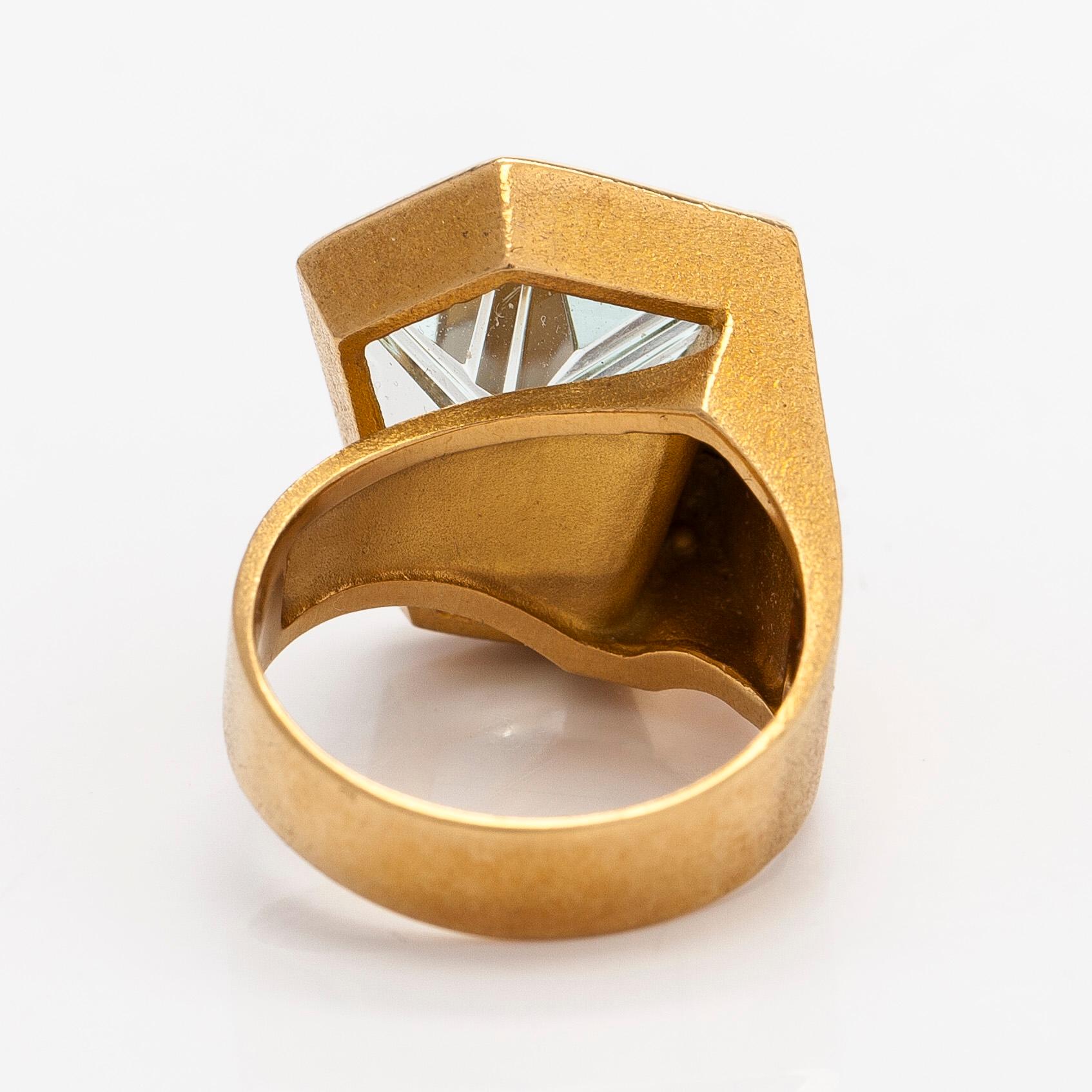 Björn Weckström, sormus, "Nereia", viistehiottu akvamariini, 18K kultaa.