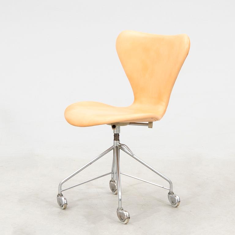 Arne Jacobsen, "Series 7" desk chair for Fritz Hansen, latter part of the 20th century.