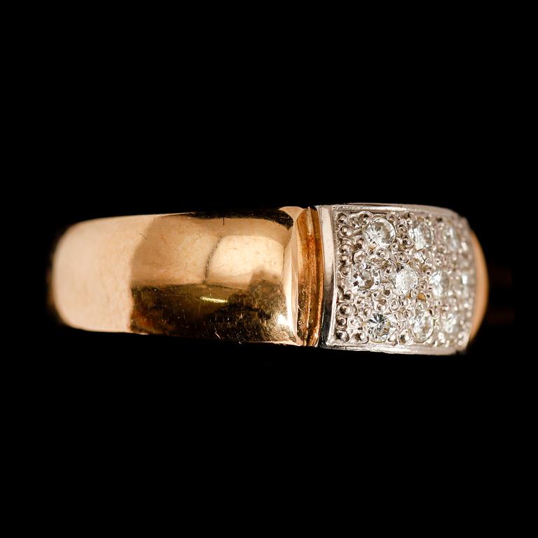 RING, 18 k guld/vitguld, 10 briljantslipade diamanter. Total vikt ca 8 gr.