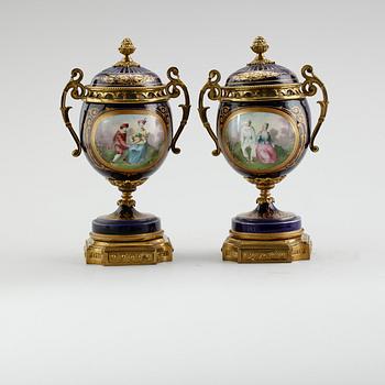 LOCKURNOR, 1 par, Sèvresliknande märken, Frankrike, 1900-talets första hälft.