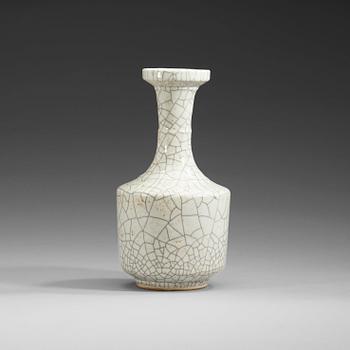 1613. A ge-glazed vase, late Qing dynasty (1644-1912).