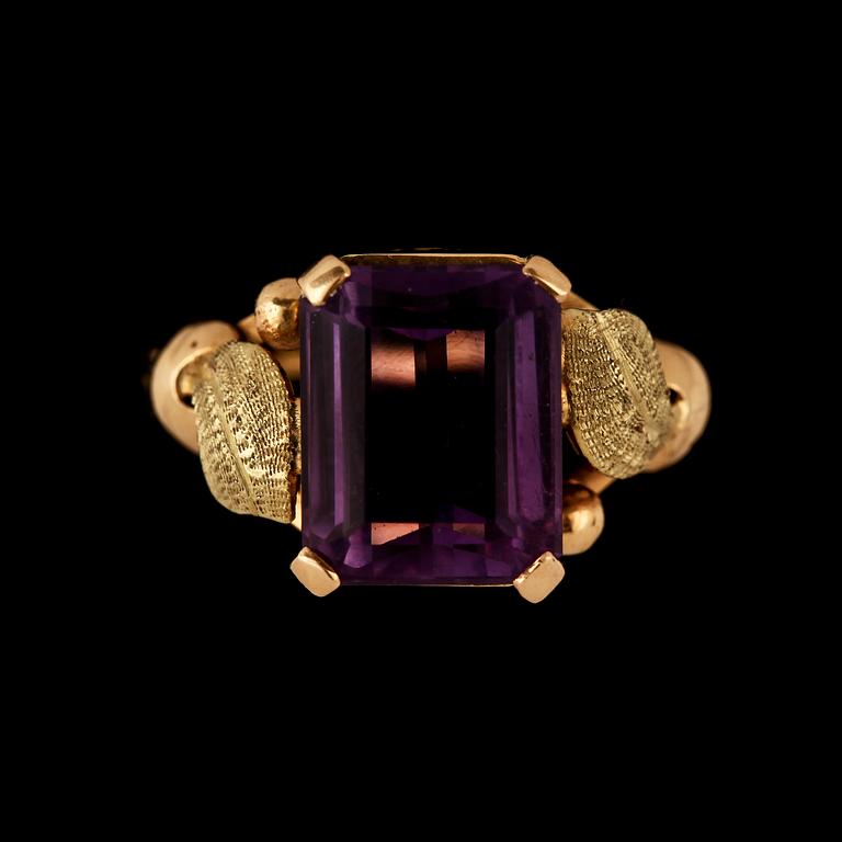 RING, 18k guld med åttkantslipad ametist. Vikt 4 g.