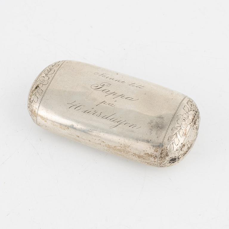 Kalkar, ett par samt dosa, silver, bl.a. MGAB Uppsala, 1946.