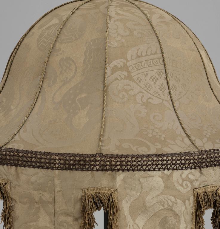 GOLVLAMPA. Omkring år 1900. Romersk stil.