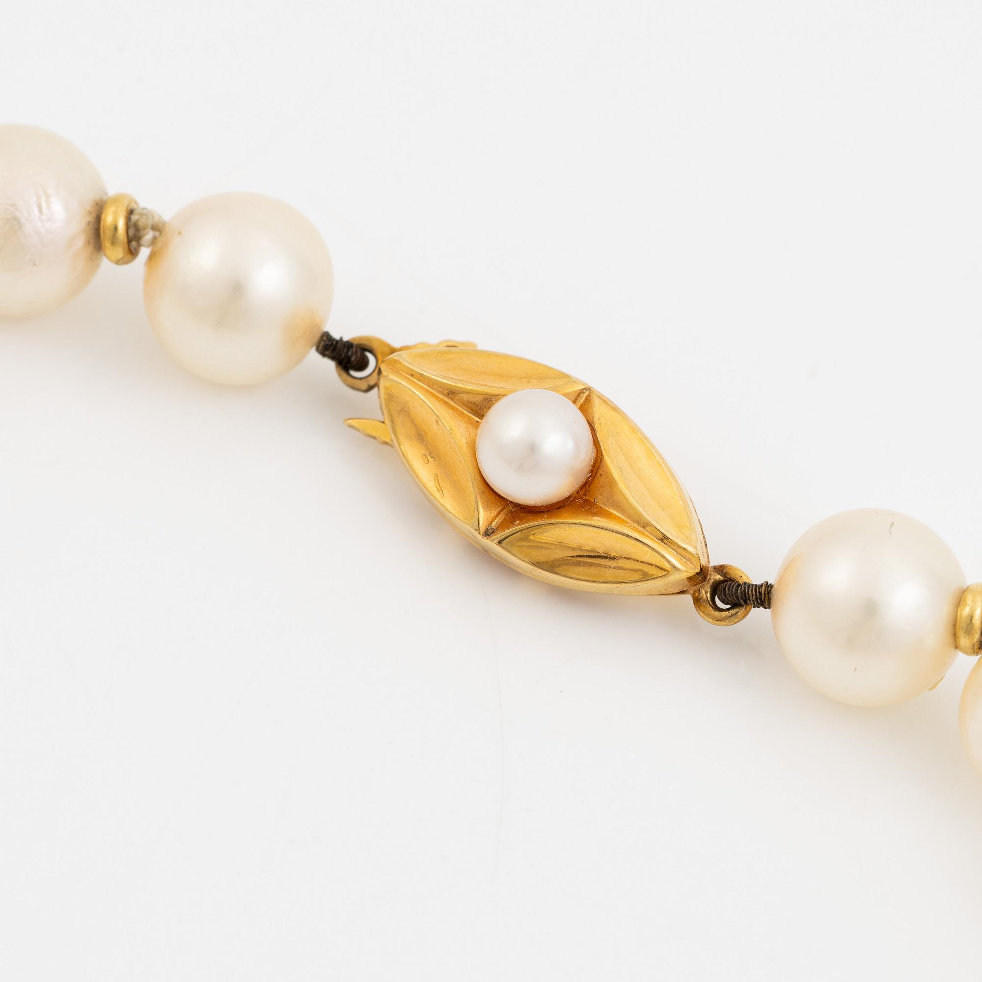 Collier med hänge/lås Ole Lynggaard 18K guld med odlade pärlor.