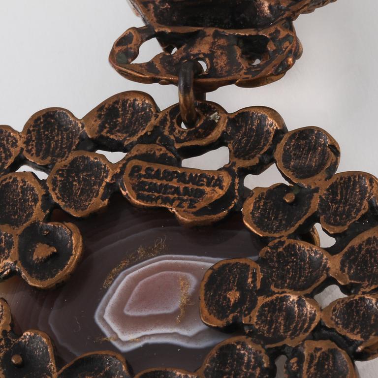 HÄNGSMYCKE, brons samt agat, Pentti Sarpaneva, 1970-tal.