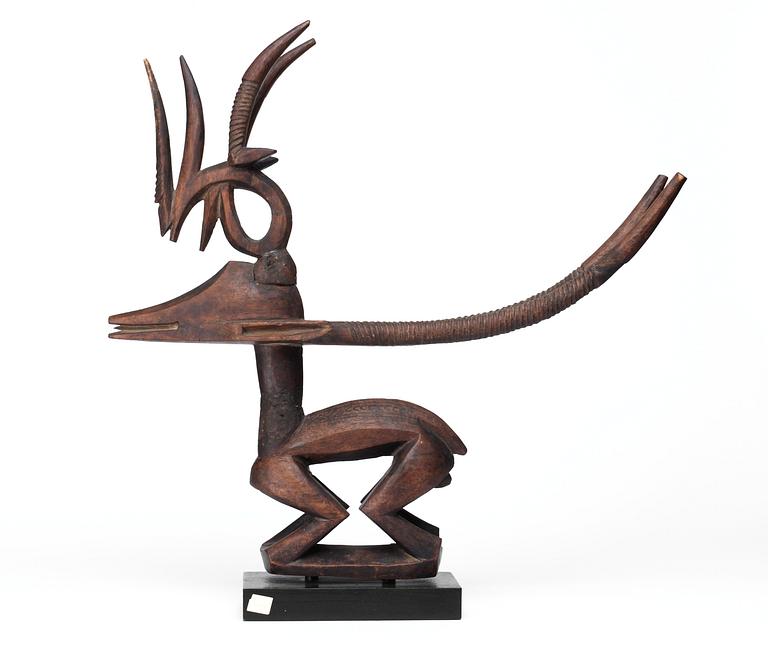 HUVUDPRYDNAD. Tshiwara (stiliserad antilop). Trä. Bambara-stammen. Mali ca 1930-1940. Höjd 52,5 cm.