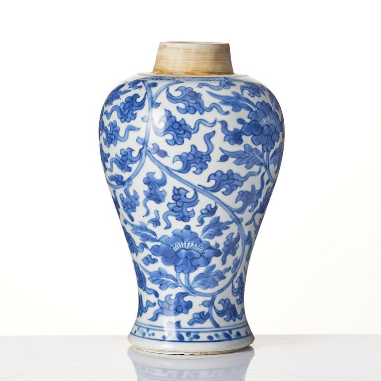 A blue and white vase, Qing dynasty, Kangxi (1662-1722).