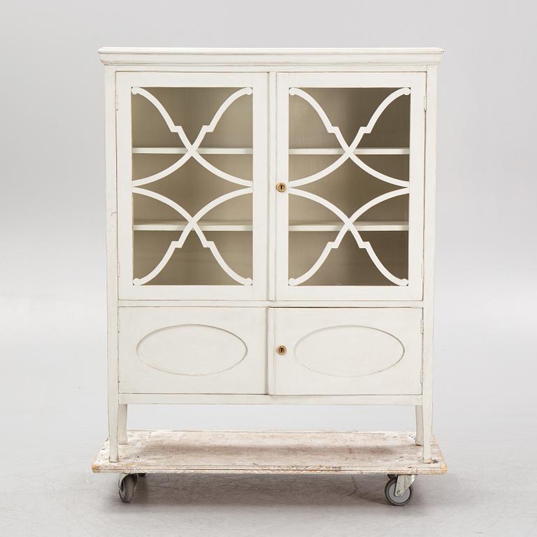 Vitrinskåp, 1900-talets början.