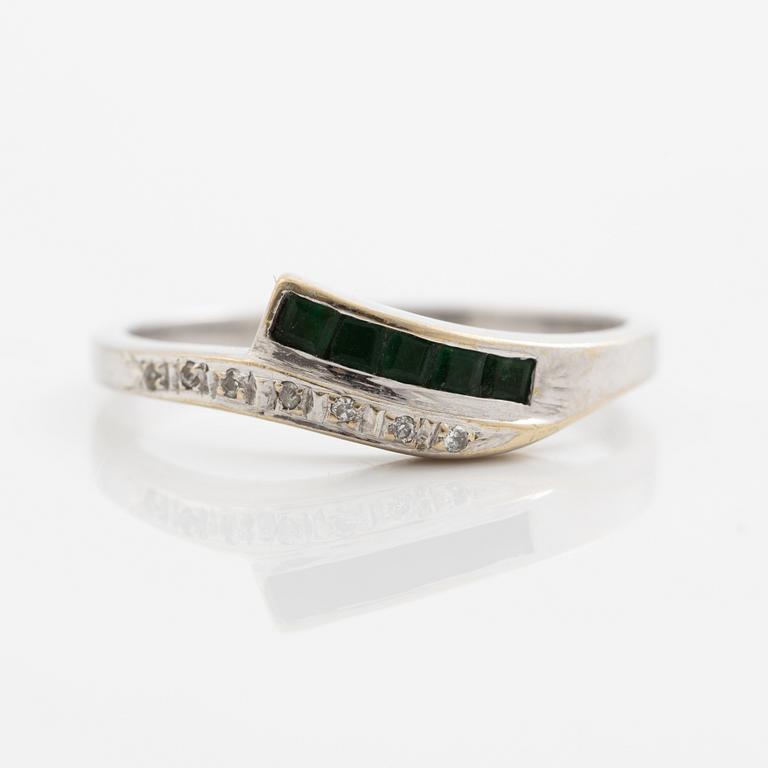 Ringar, 2 stycken, 18K vitguld med diamanter och smaragder.