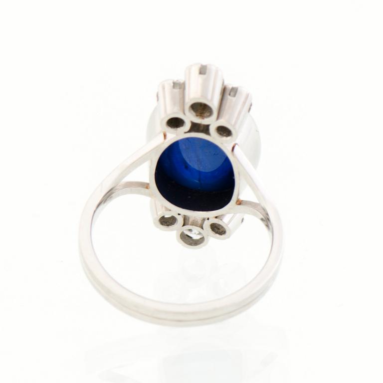 RING, cabochonslipad safir, briljantslipade diamanter, platina. A. Tillander.