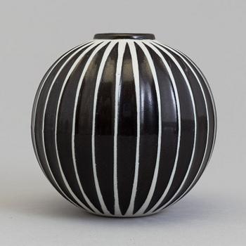 A Stig Lindberg earthenware 'Domino' vase, for Gustabsnerg. 1955-1969.