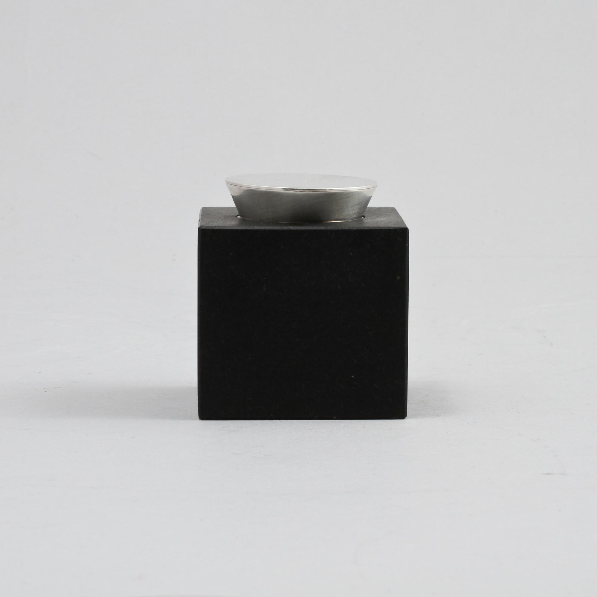 BLÄCKHORN, svart granit med sterling silver lock och original teckning av Bo Klevert.