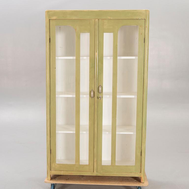 Vitrinskåp 1900-talets första hälft.
