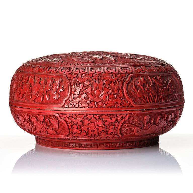 A large lacquer box with cover, Qing dynasty, with Qianlong mark.