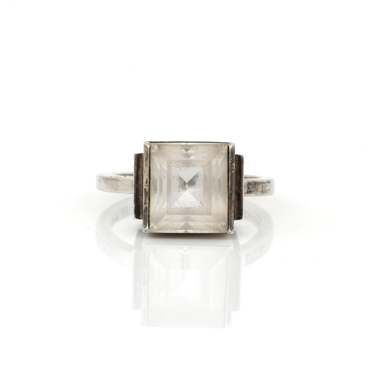 RING, sterlingsilver och bergkristall, ca 5,99 ct, Wiwen Nilsson för Anders Nilsson, Lund, 1949. Total vikt ca 6,37 g.