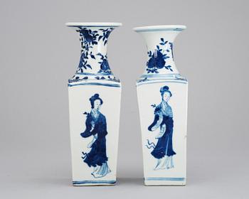 A set of two blue and white vase, Qing dynasty.