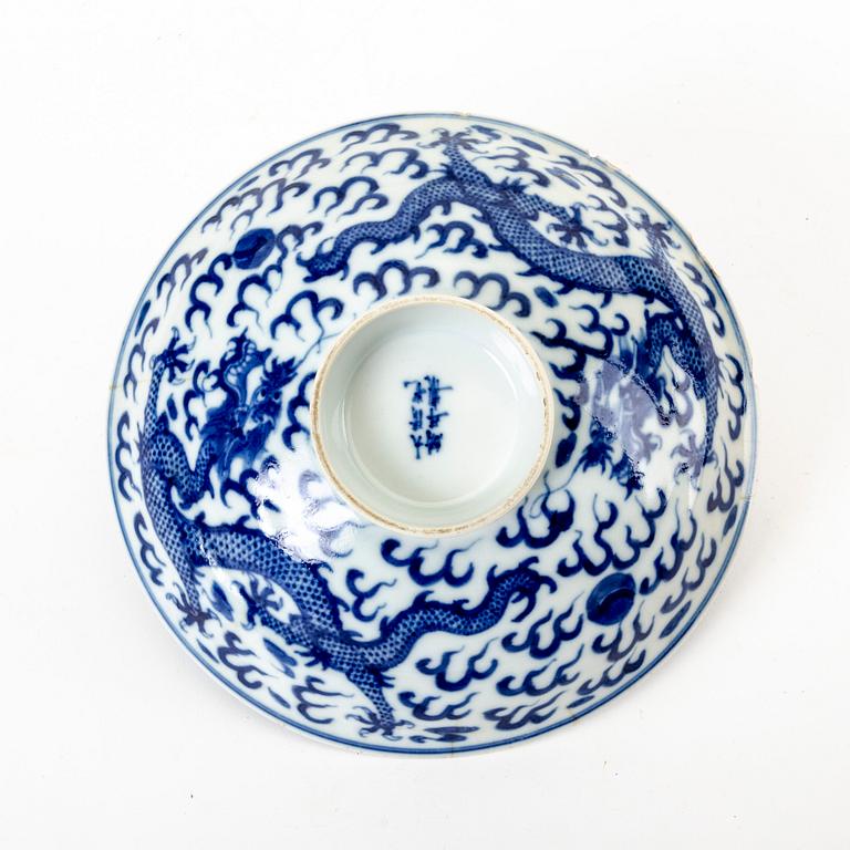 A Chinese 19th/20th century porcelain bowl.