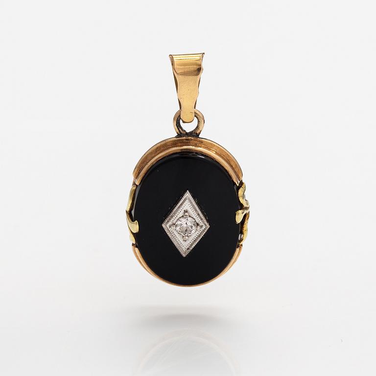 An 18K gold and onyx pendant with a diamonds ca. 0.09 ct. Italy.