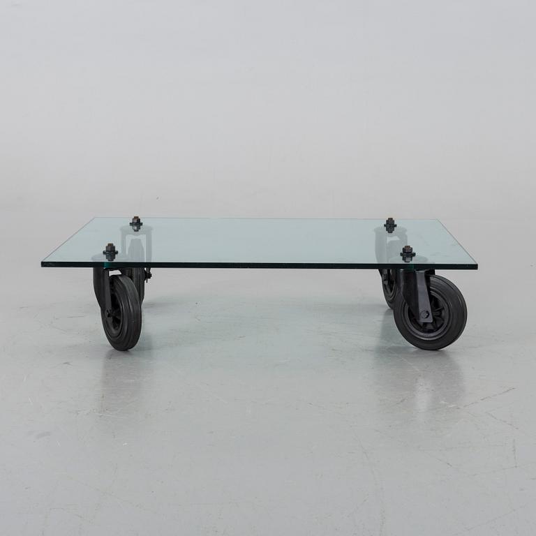 A GAE AULENTI "TAVOLO CON RUOTE" SOFA TABLE, marked Schopenhauer Grupo Fontana Arte, Italy.