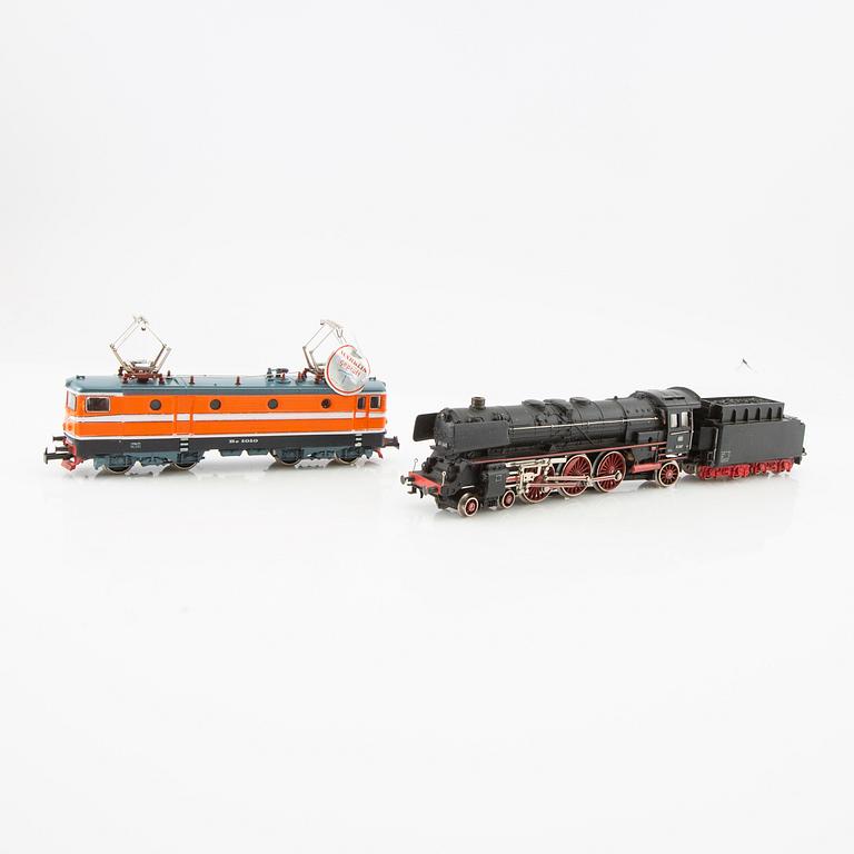Märklin, 5 st. lok, bl a modell 3048 och 3043, 6 vagnar av olika modell.