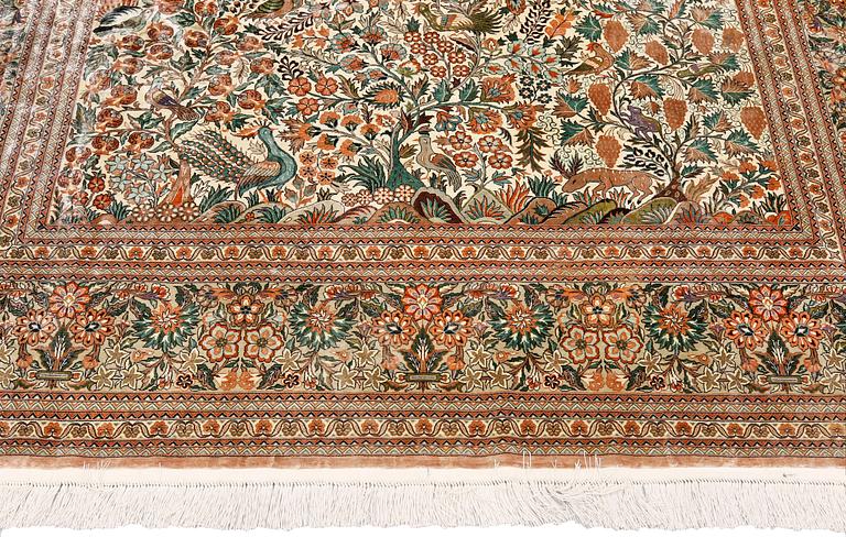 Matta figural orientalisk silke, ca 280 x 183 cm.