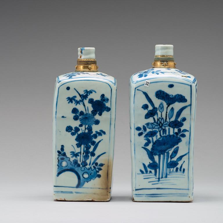 A pair of blue and white bottle flasks, Ming dynasty, Wanli (1572-1620).