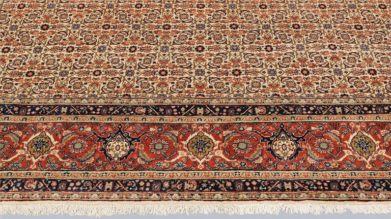 A Sarouk carpet, approx. 337 x 243 cm.