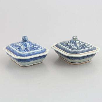 Karrotter, ett par samt stekfat, två snarlika, porslin, Kina, Qingdynastin, 1700- och 1800-tal.